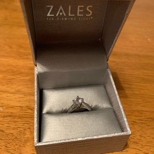 Zales beautiful white gold diamond Ring sz SM